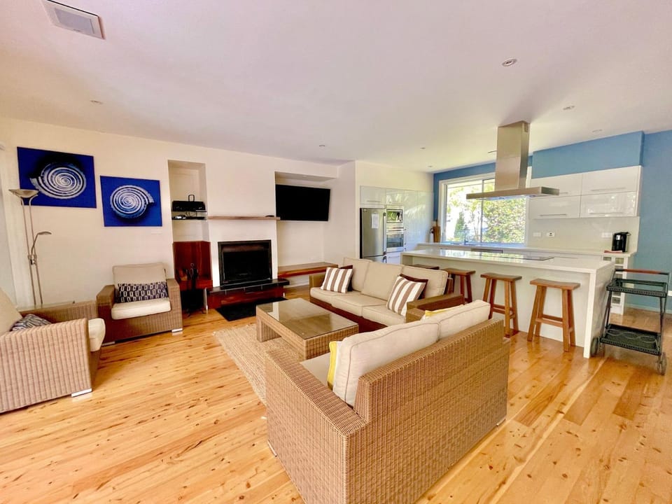 Blenheim Beach Blue House in Vincentia