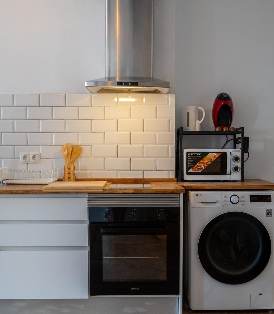 Kitchen or kitchenette, stove, washing machine, dryer