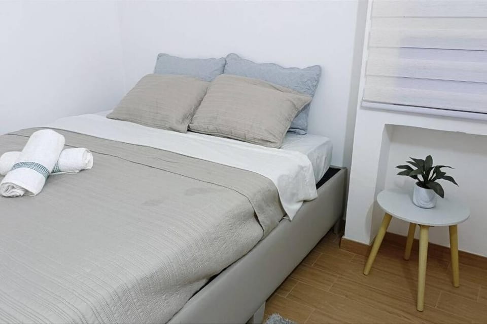 Bed, Photo of the whole room, Bedroom, towels