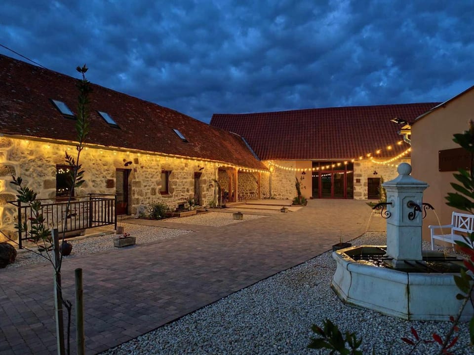 Chalet à Montaigu-le-Blin avec Spa et Parking - FR-1-489-522 House in Auvergne-Rhône-Alpes