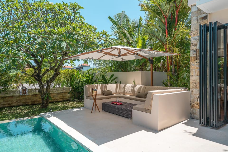 Seating area, Garden view, Pool view, Swimming pool, sunbed