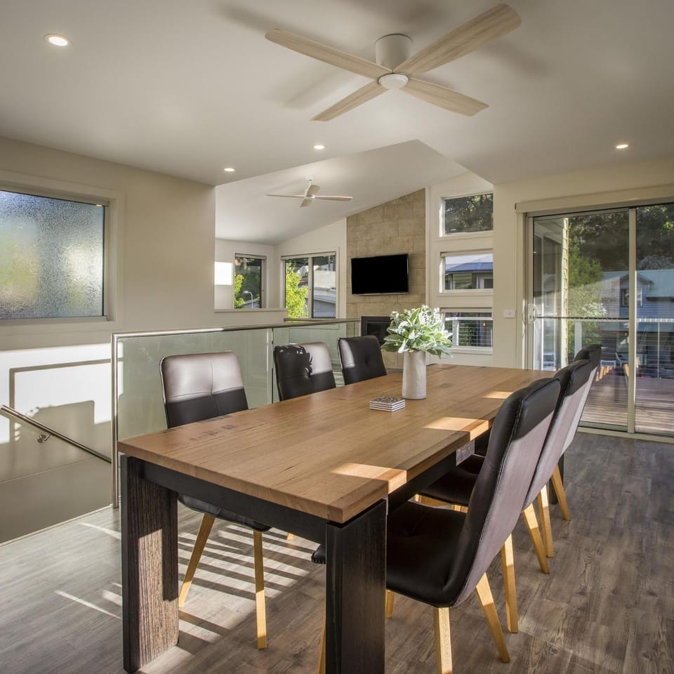 Patio, TV and multimedia, Living room, Seating area, Dining area, fireplace