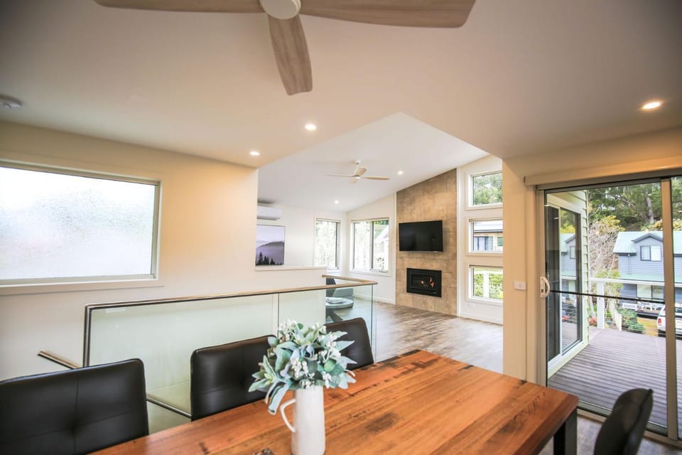 TV and multimedia, Living room, Seating area, Dining area