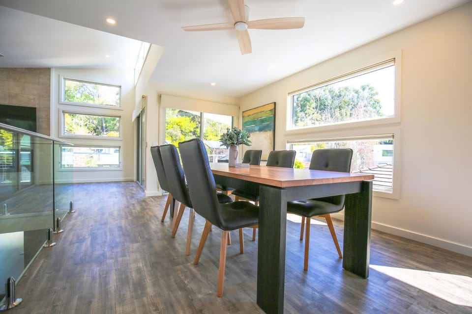 Living room, Seating area, Dining area, fireplace