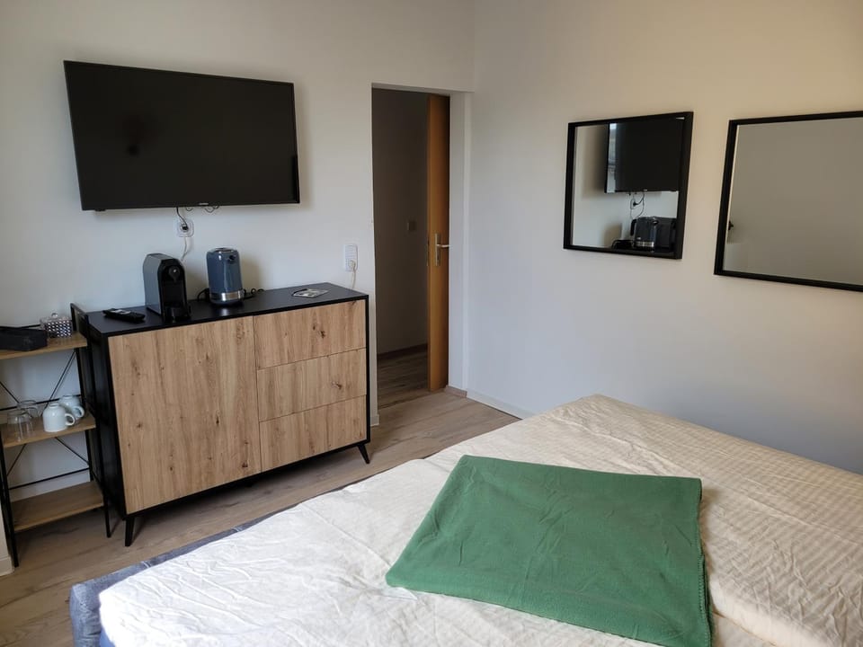 TV and multimedia, Coffee/tea facilities, Photo of the whole room