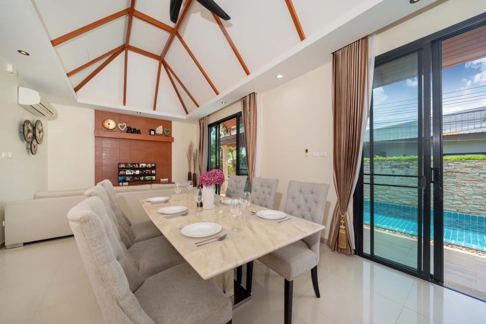 Seating area, Dining area, Pool view