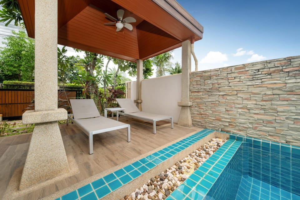 Swimming pool, sunbed