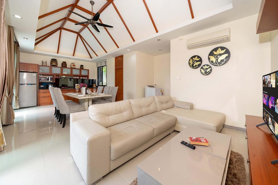 TV and multimedia, Kitchen or kitchenette, Living room, Seating area, Dining area