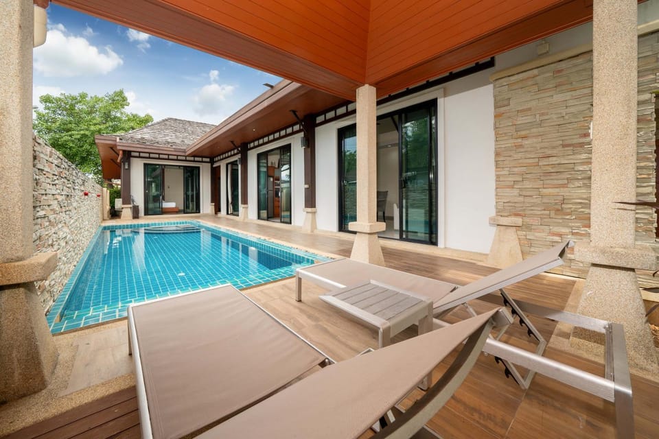 Pool view, Swimming pool, sunbed