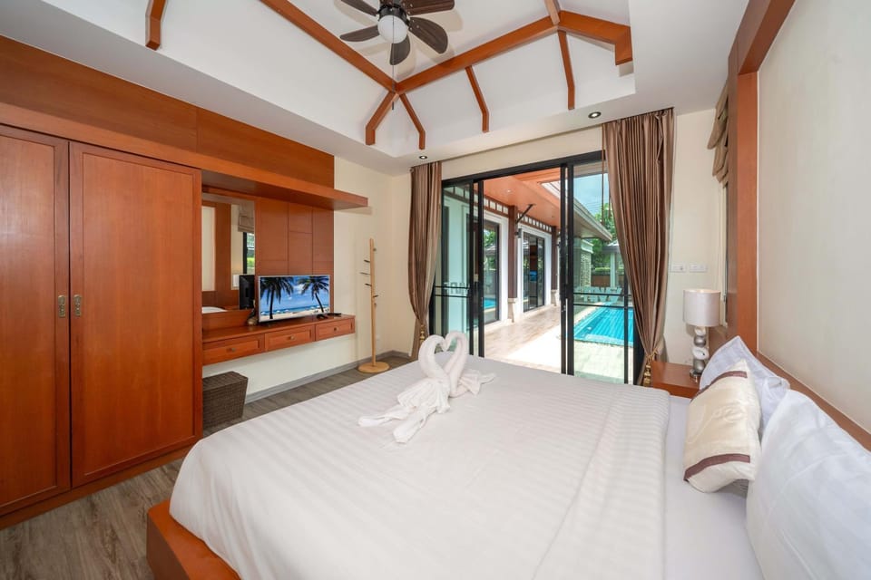 Bed, TV and multimedia, Bedroom, Pool view, Swimming pool, towels