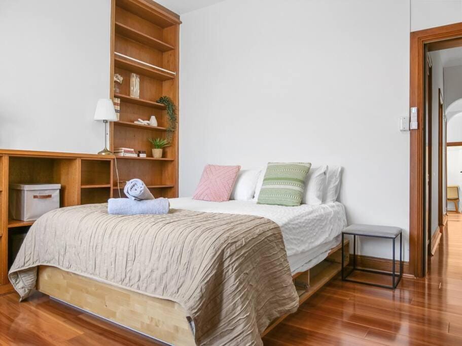 Central 4 BDRM Terrace with Office House in Sydney