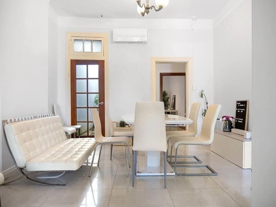 Central 4 BDRM Terrace with Office House in Sydney