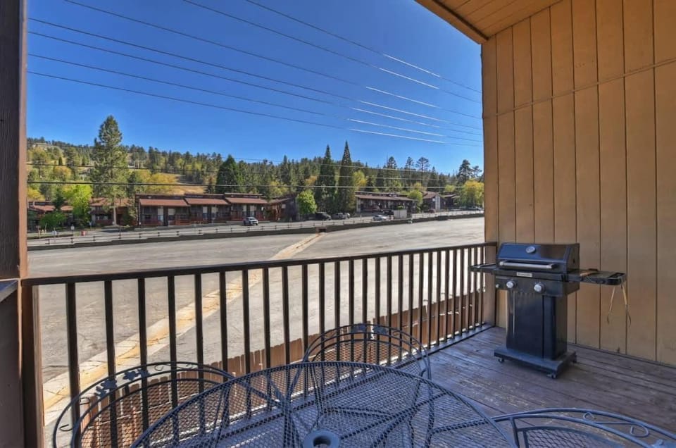 Switzerland Summit D Ski In and Out Apartment in Big Bear