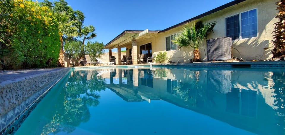 Property building, Day, Pool view, Swimming pool
