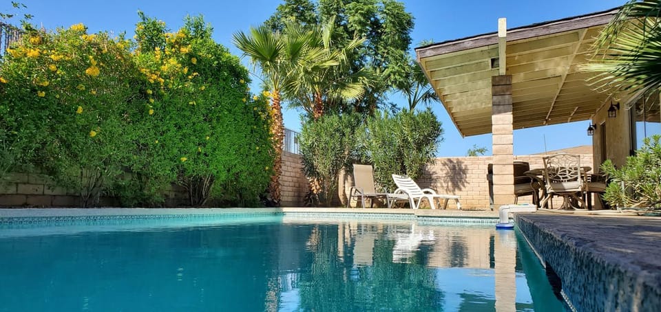 Property building, Day, Garden view, Pool view, Swimming pool, sunbed