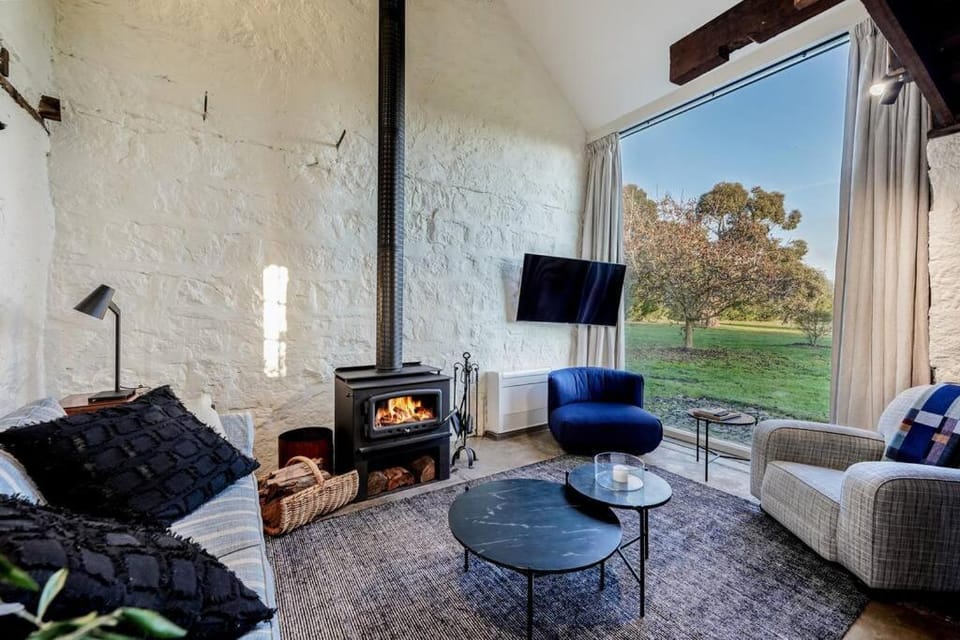 Honeysuckle Barn & Garden Villa in Kyneton