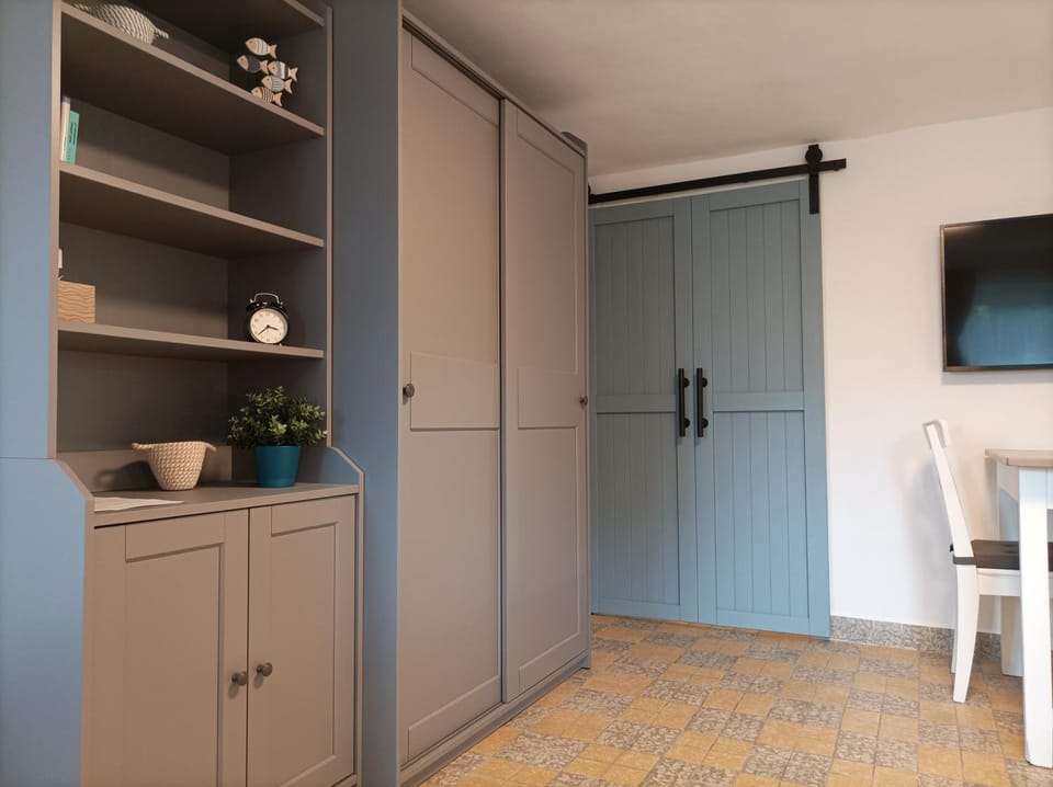 TV and multimedia, wardrobe