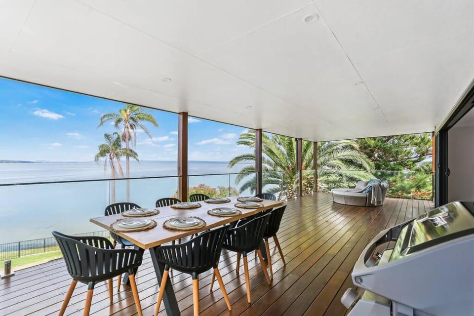 Panoramic Lakefront 6 BDRM Villa House in Toukley
