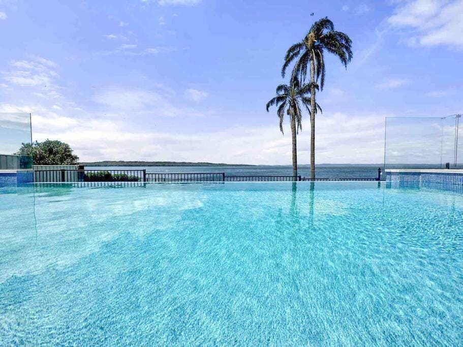 Panoramic Lakefront 6 BDRM Villa House in Toukley