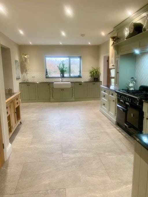 Secluded Countryside Home, Hot Tub, Onsite Pub, Pool Table, Sleeps upto 13, Perfect for a family get together House in East Dorset District