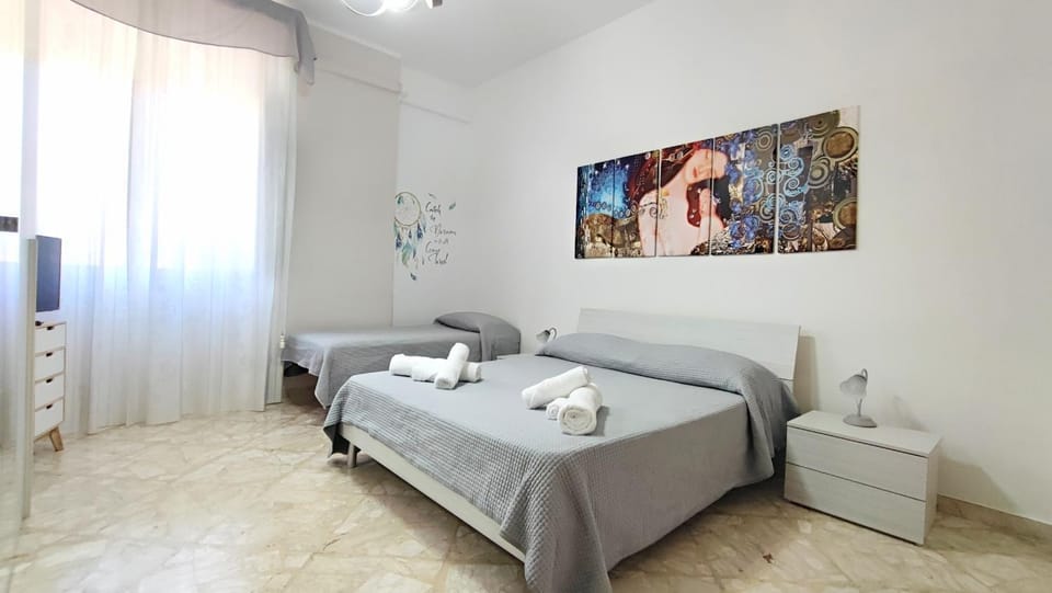 Bed, TV and multimedia, Photo of the whole room, Bedroom, towels