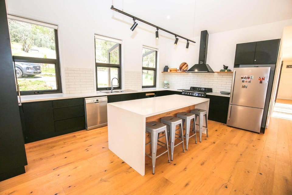 Coffee/tea facilities, Kitchen or kitchenette, Seating area, Dining area, dishwasher, oven, stove, toaster