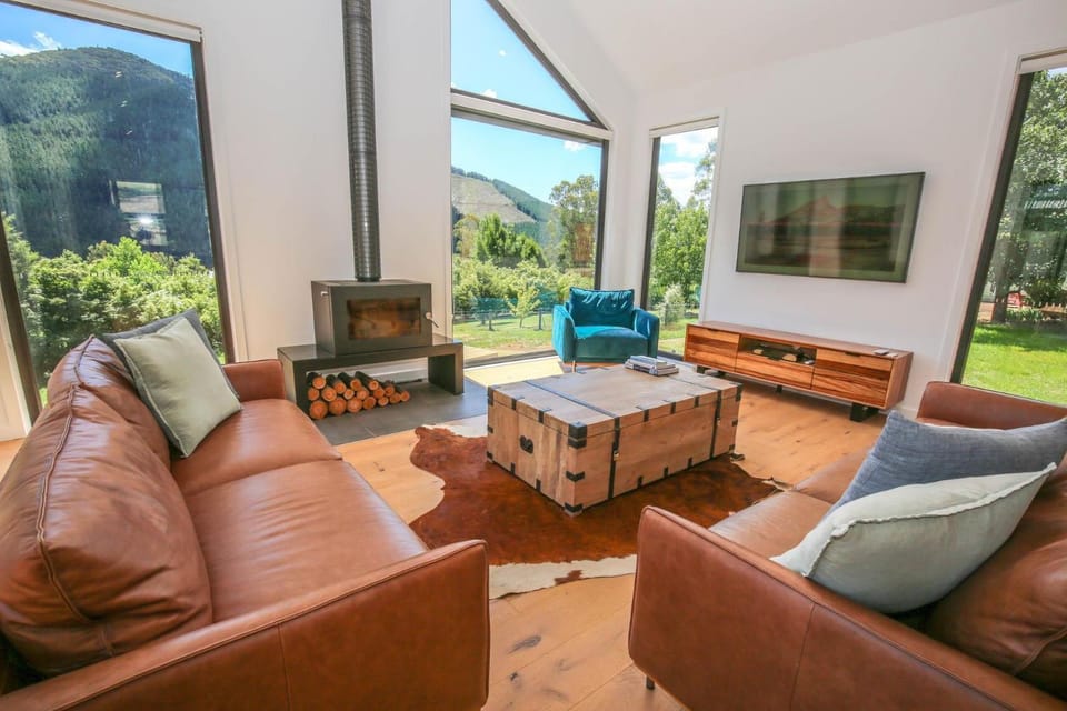 Natural landscape, TV and multimedia, Living room, Seating area, Garden view, Mountain view, fireplace