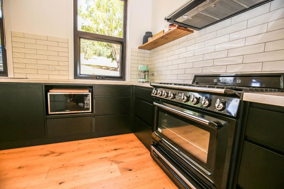 Coffee/tea facilities, Kitchen or kitchenette, dishwasher, oven, stove, toaster
