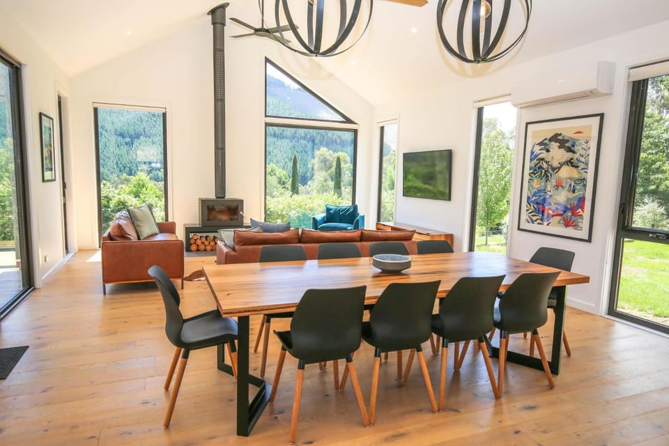 Natural landscape, TV and multimedia, Living room, Seating area, Dining area, Mountain view, fireplace