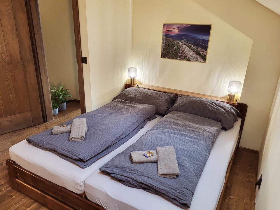 Bed, Photo of the whole room, Bedroom, towels