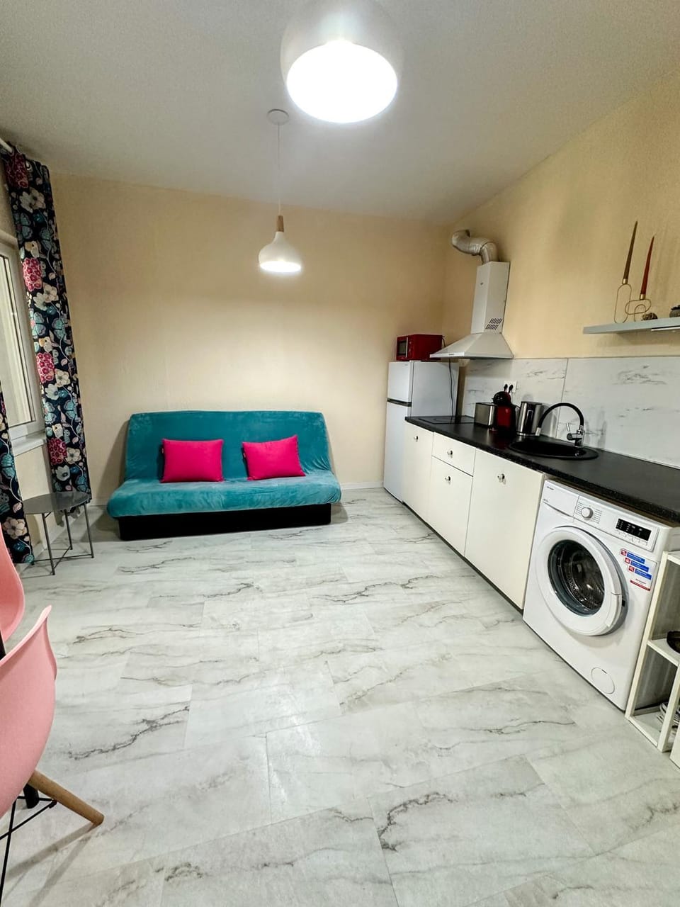 Kitchen or kitchenette, Seating area, stove