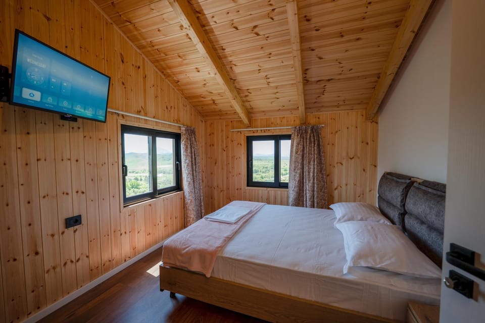 Bed, TV and multimedia, Photo of the whole room, Bedroom
