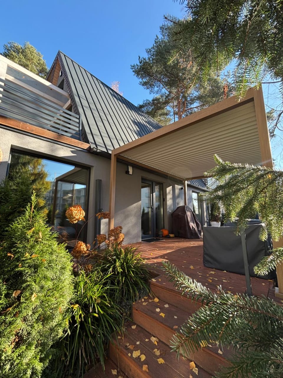 Property building, Day, Garden, Garden view