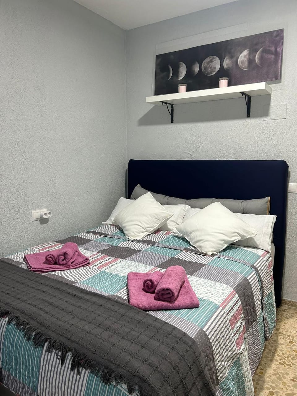 Bed, Bedroom, towels