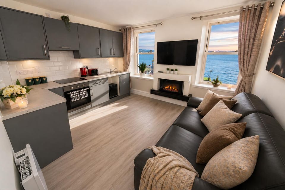 TV and multimedia, Kitchen or kitchenette, Living room, Seating area, Sea view, fireplace
