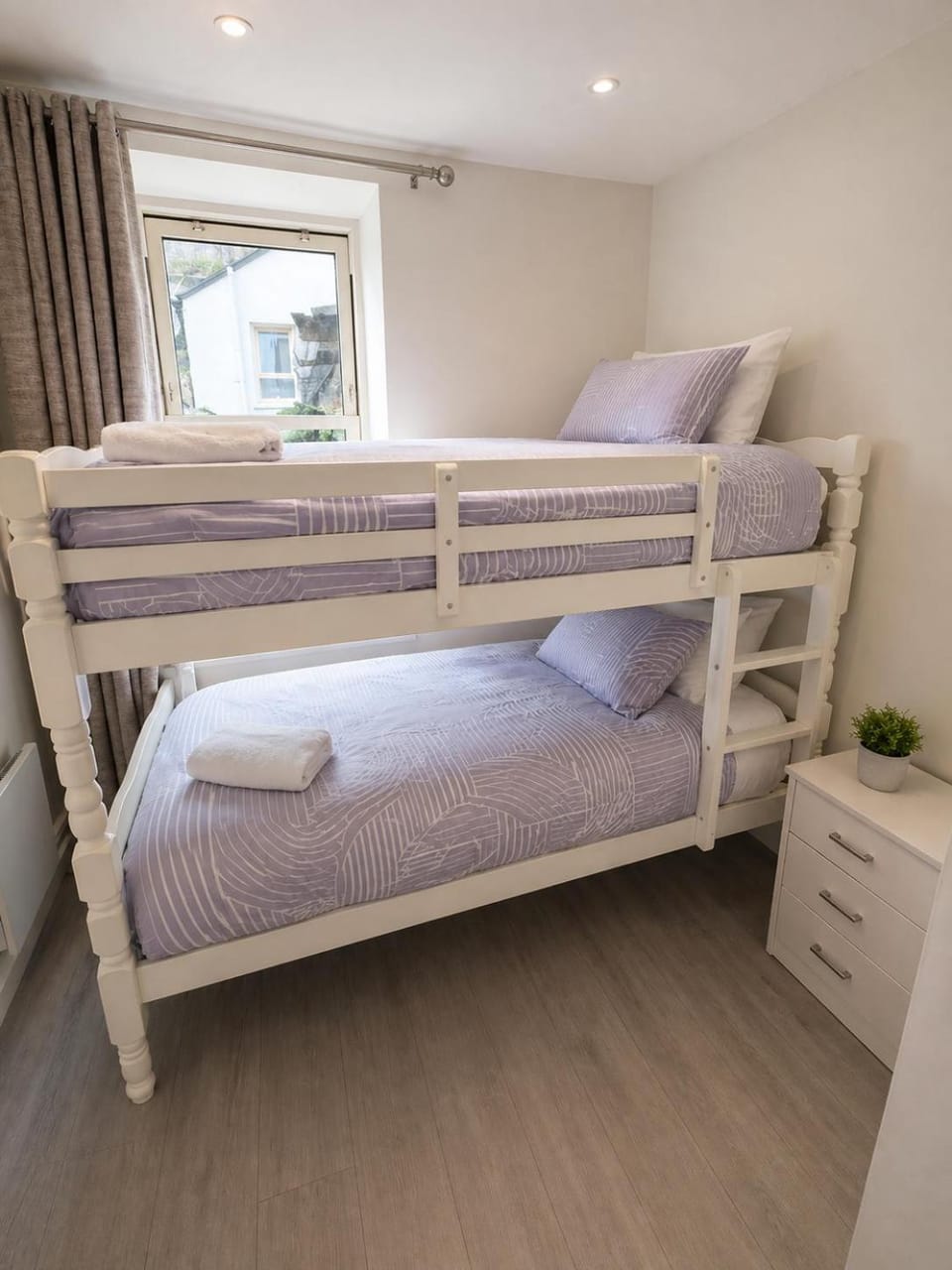 Bedroom, bunk bed
