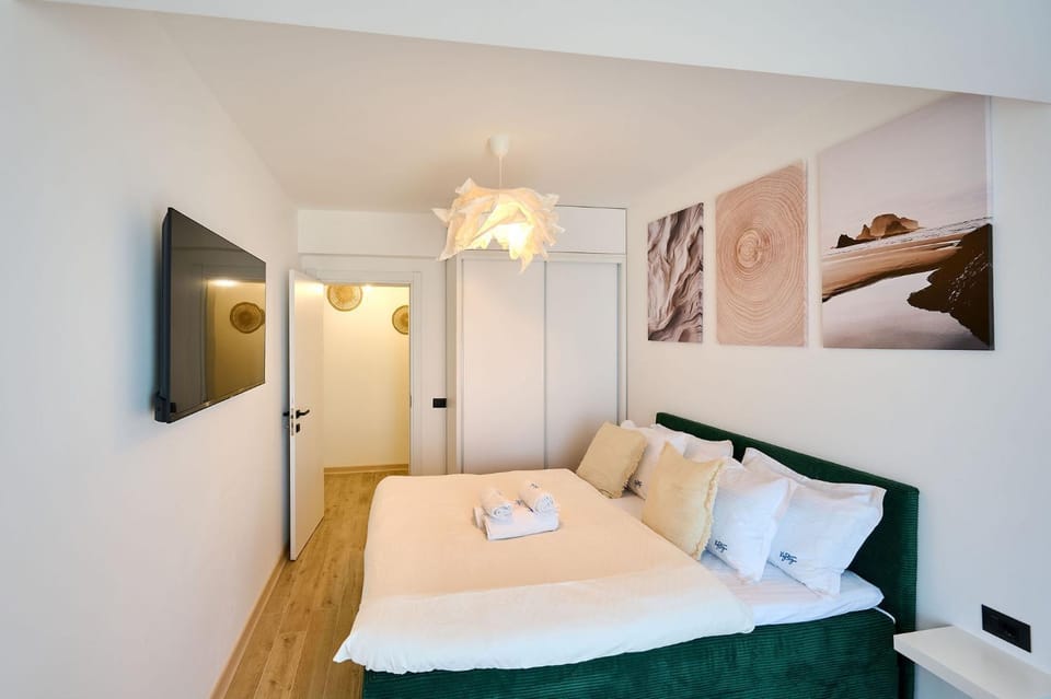 Bed, TV and multimedia, Photo of the whole room, Bedroom