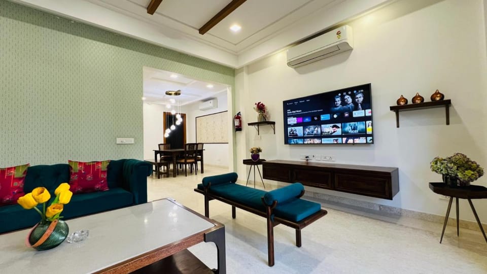 TV and multimedia, Living room, Seating area, air conditioner