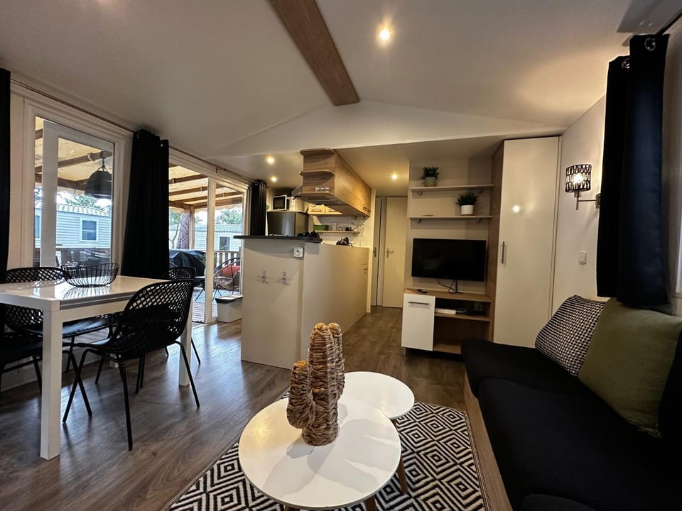 Grand Mobil Home Tout Confort pour 6 personnes - Camping Les Oyats 4 étoiles Campground/ 
RV Resort in Seignosse