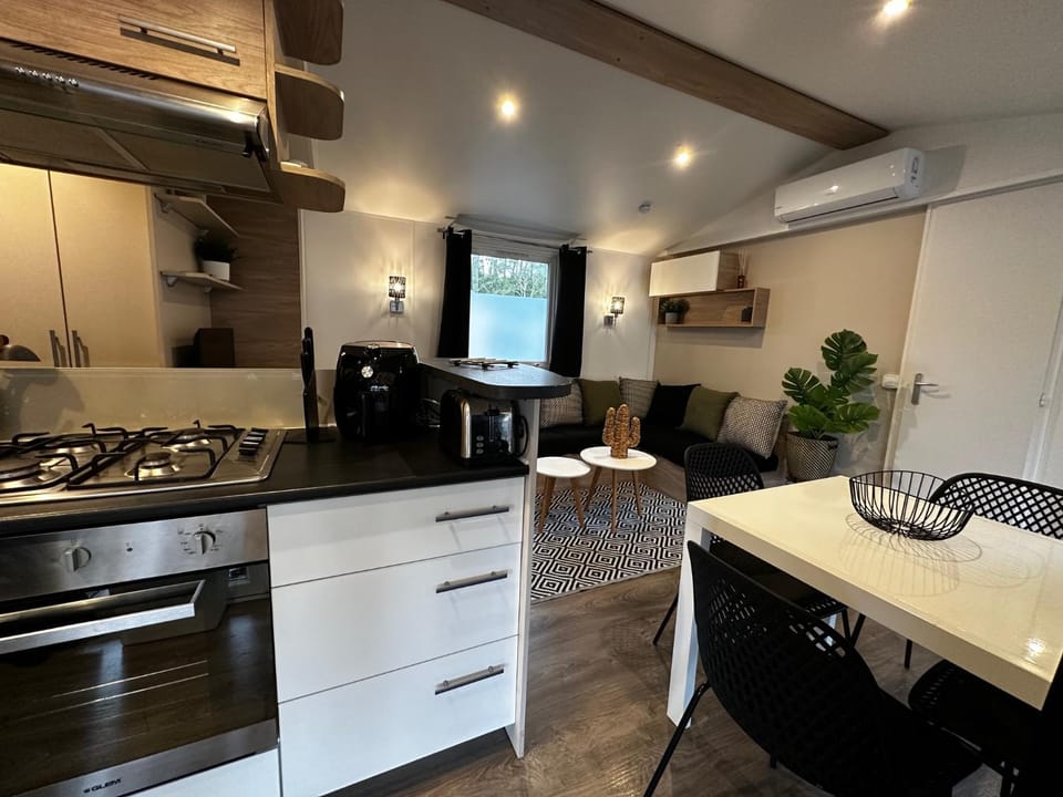 Grand Mobil Home Tout Confort pour 6 personnes - Camping Les Oyats 4 étoiles Campground/ 
RV Resort in Seignosse