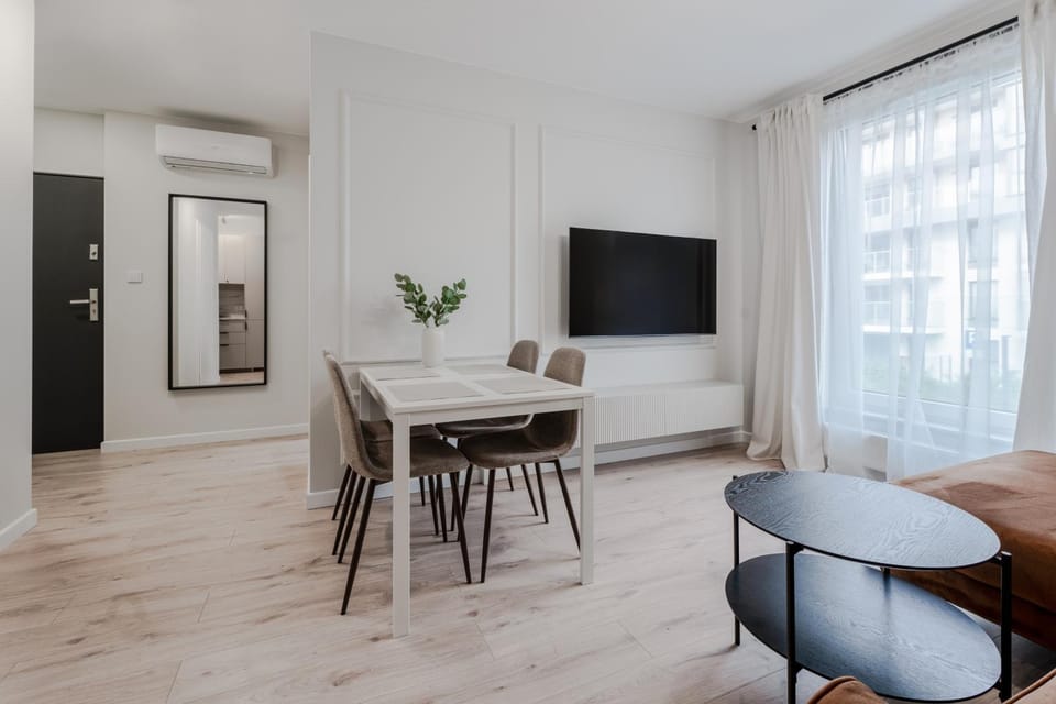 TV and multimedia, Living room, Seating area, Dining area, Evening entertainment, air conditioner
