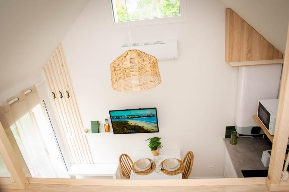 Bird's eye view, TV and multimedia, Kitchen or kitchenette, Dining area, air conditioner