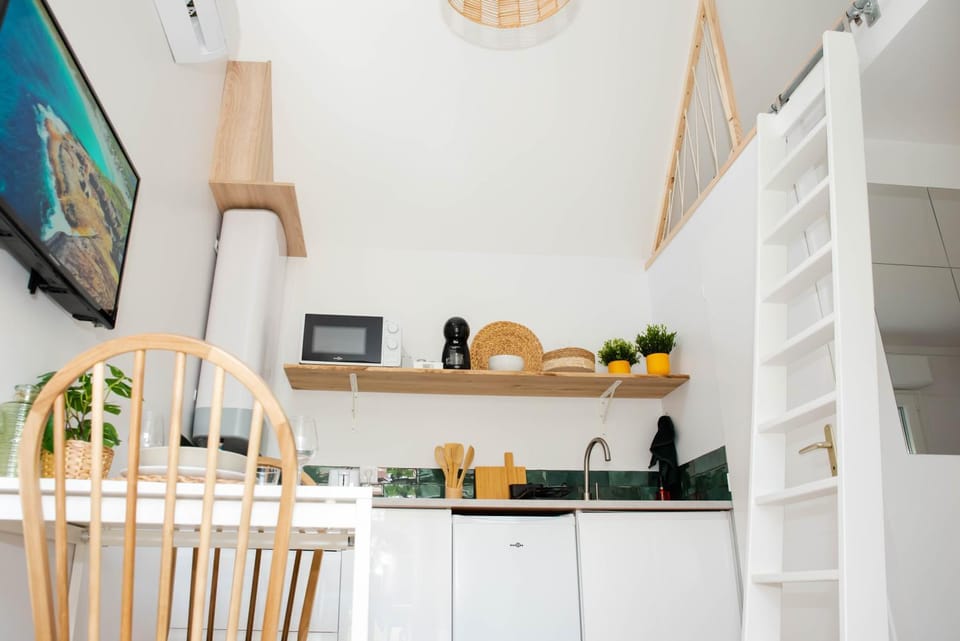TV and multimedia, Kitchen or kitchenette, Dining area, stove