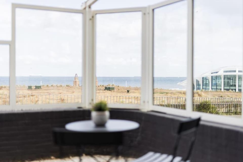 Haya Sieview - 'The Beach' Apartment in The Hague