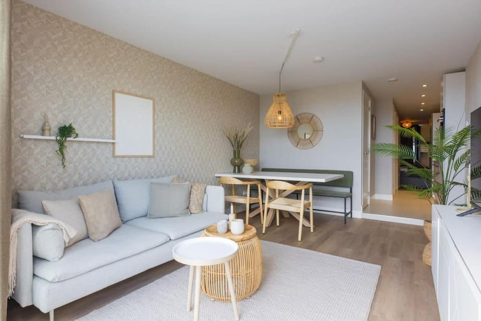 Haya Sieview - 'The Beach' Apartment in The Hague