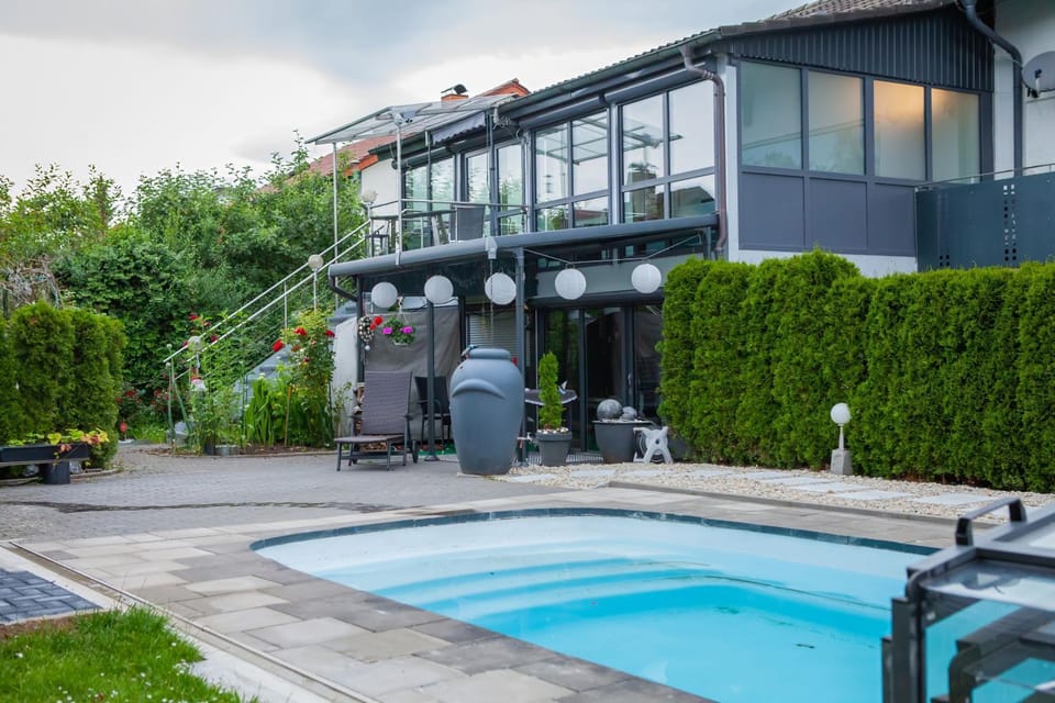 Property building, Spring, Day, Garden, Pool view, Swimming pool, sunbed