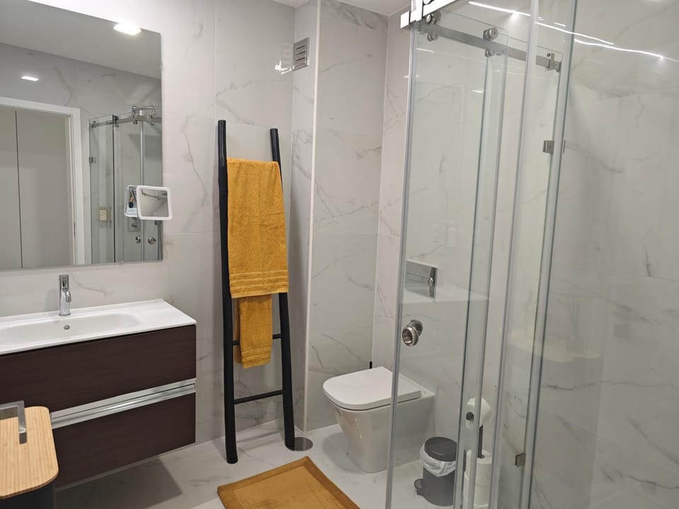 Shower, Toilet, Bathroom, towels