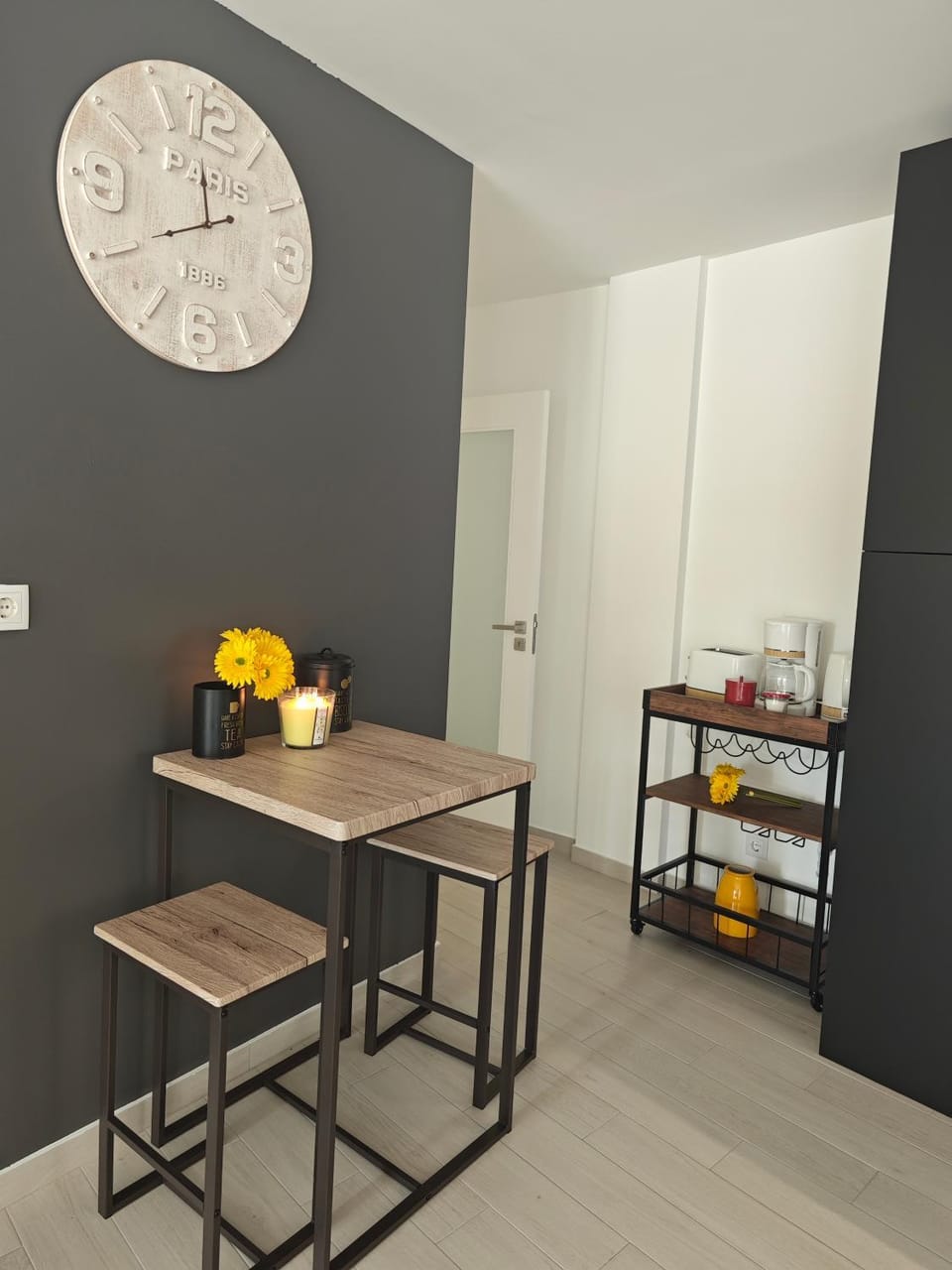 Coffee/tea facilities, Kitchen or kitchenette, Dining area, toaster
