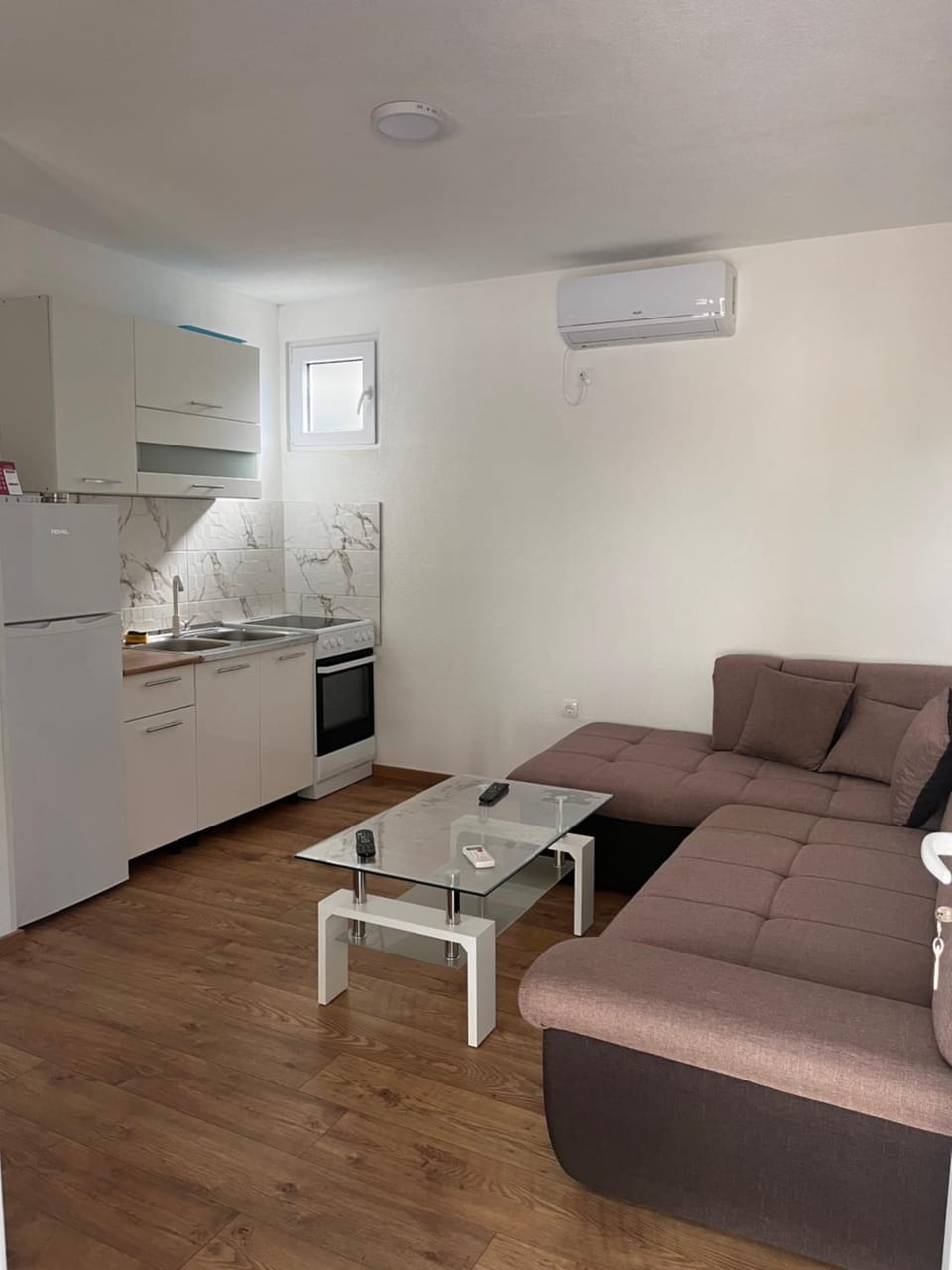 Kitchen or kitchenette, Seating area, minibar, oven, air conditioner