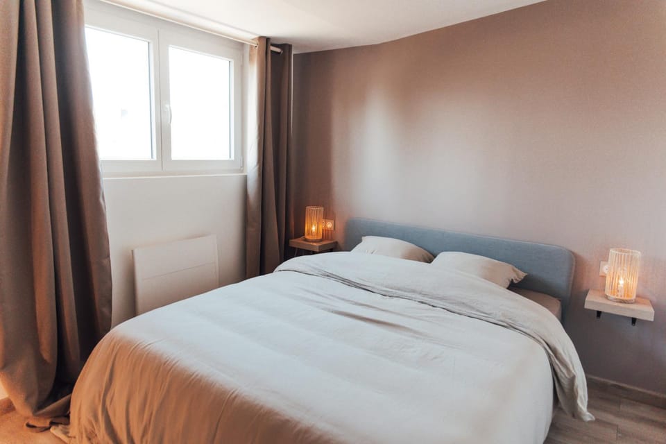 Photo of the whole room, Bedroom